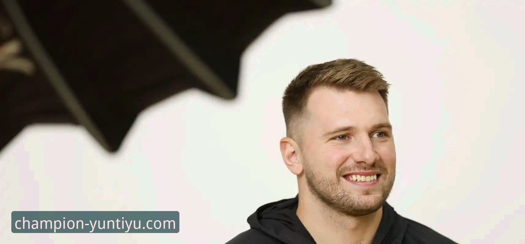 东契奇单核爆发vs团队多点开花：湖人险胜背后的战术博弈与观赛体验选择